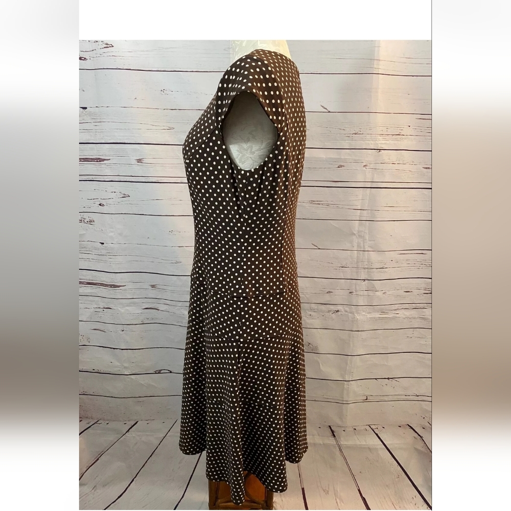Jones New York Swing Dress Size 8 Polka Dot Brown Short Sleeve Stretch. - Picture 3 of 4